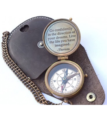 NEOVIVID Thoreau's Go Confidently Zitat Gravierter Kompass mit geprägtem Lederetui Camping-Kompass Boots-Kompass Geschenkkompass Abschlussgeschenk - B07D3NSYS1